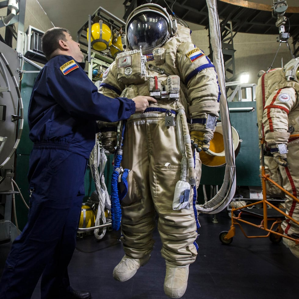 Foto de archivo de un trabajador preparando trajes espaciales "Orlan MK" en el Centro de Entrenamiento de Cosmonautas en la Ciudad de las Estrellas a las afueras de Moscú.