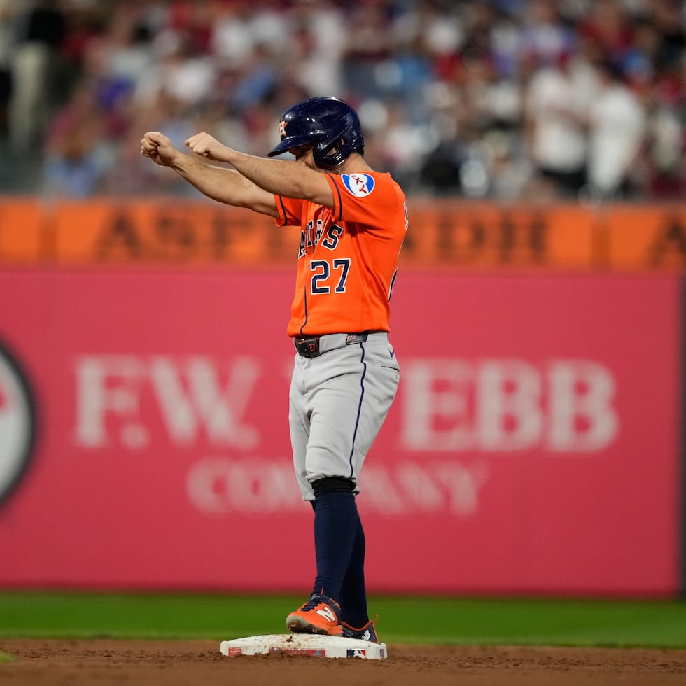 El venezolano José Altuve, de los Astros de Houston, festeja tras pegar un doble ante los Phillies de Filadelfia, para llegar a los 2,500 hits.