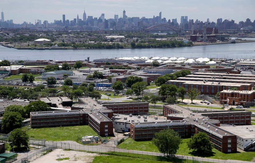 15 funcionarios correccionales y cinco reclusos resultaron heridos durante el incendio registrado en Rikers Island en abril pasado.