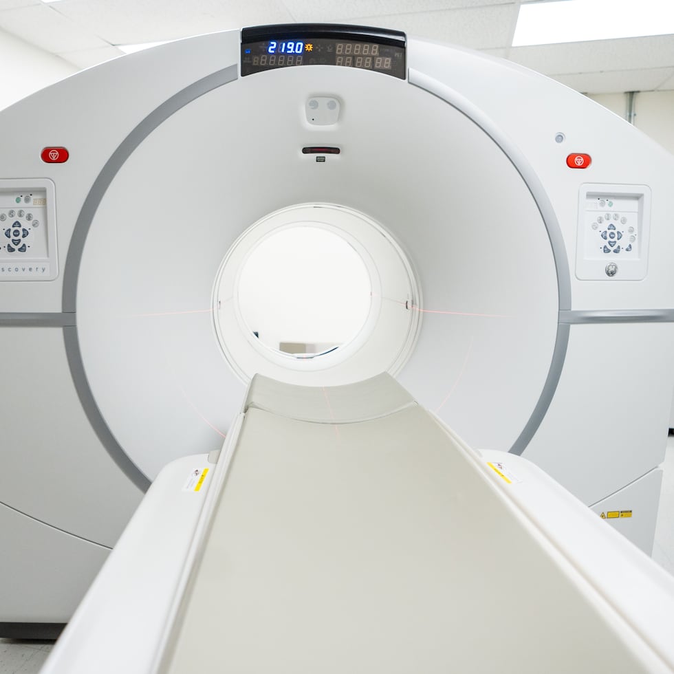 El equipo utiliza sistemas de imágenes diagnósticas híbridas, integrando la Tomografía Computarizada (CT) y la Cámara Nuclear Tomográfica (SPECT-CT) para proporcionar información anatómica y funcional.