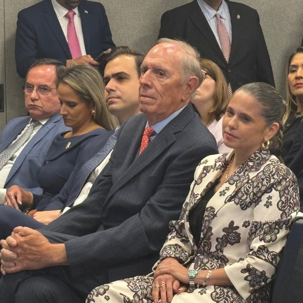 De izquierda a derecha, el presidente del Colegio de Médicos Cirujanos, Carlos Díaz Vélez; la directora ejecutiva de PRFAA, Gabriella Boffelli; el comisionado residente Pablo José Hernández; el presidente de la Asociación de Hospitales, Jaime Plá; y la presidenta de MMAPA, Solange de Lahongrais.