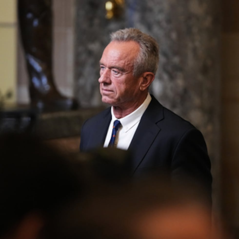 El juez también indicó que la reconstitución por parte de Robert F. Kennedy, Jr.,del panel asesor sobre vacunas probablemente violó la ley federal.