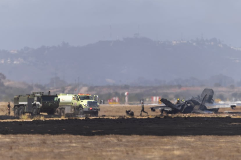 Los equipos trabajan para extinguir los escombros de un avión de combate F-35 que se estrelló cerca de la pista de aterrizaje en la Base Aérea del Cuerpo de Marines de Miramar el viernes 31 de julio de 2026, en San Diego. (Luke Johnson/The San Diego Union-Tribune vía AP)