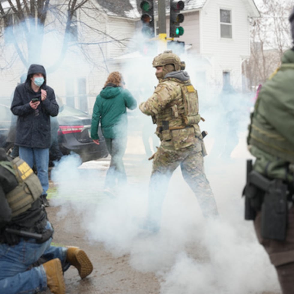 Se despliegan gases lacrimógenos mientras agentes federales realizan detenciones.