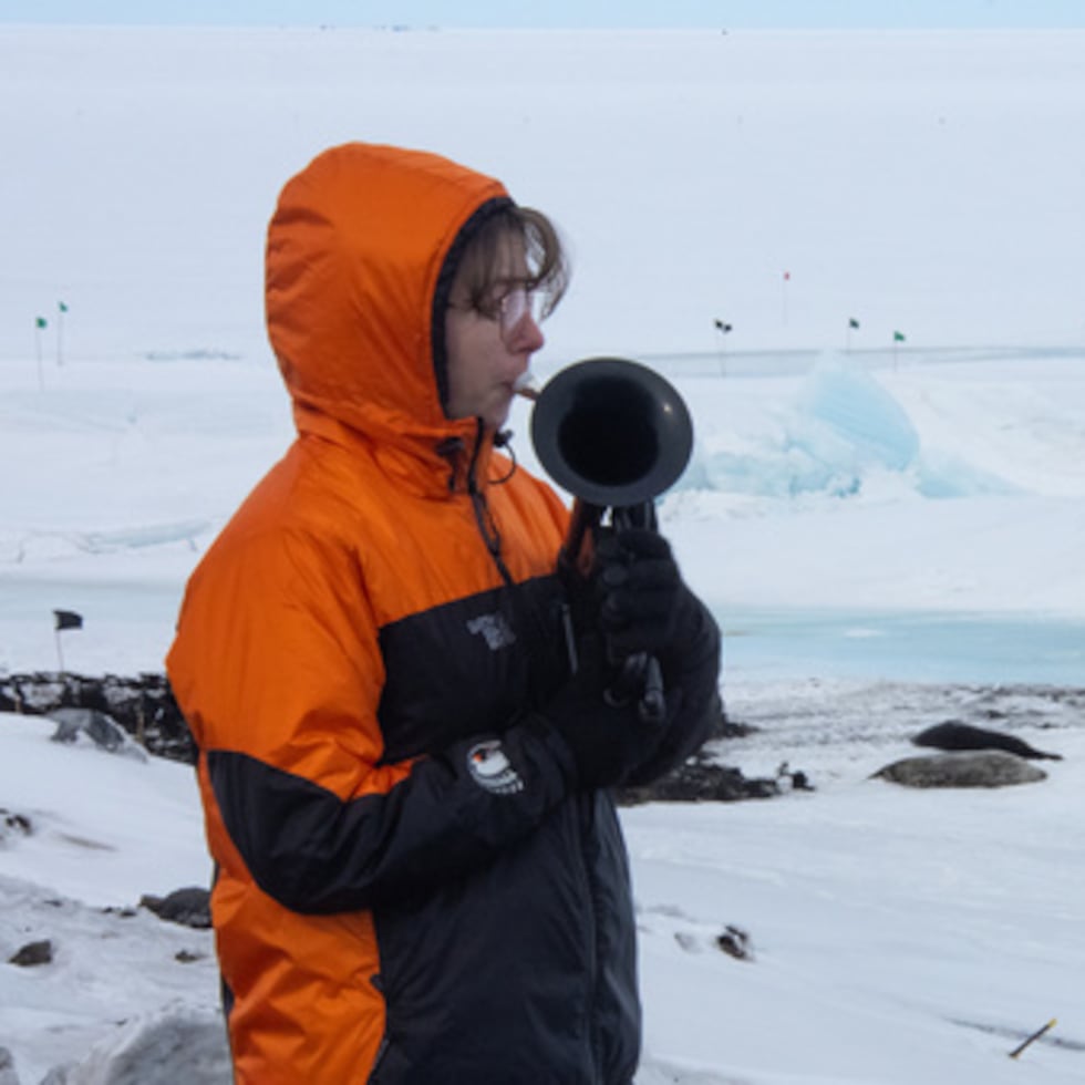 Natalie Paine toca un instrumento en la Antártida.