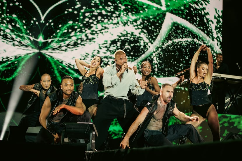 Ricky Martin y el cuerpo de bailarines que lo acompañó en la gira.
