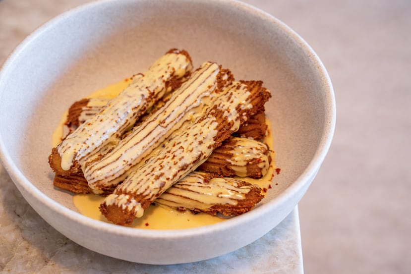 Sorullitos reinventados en forma de churros con el queso líquido por encima de El Bembé en el Four Seasons Resort and Residences Puerto Rico, en Río Grande.