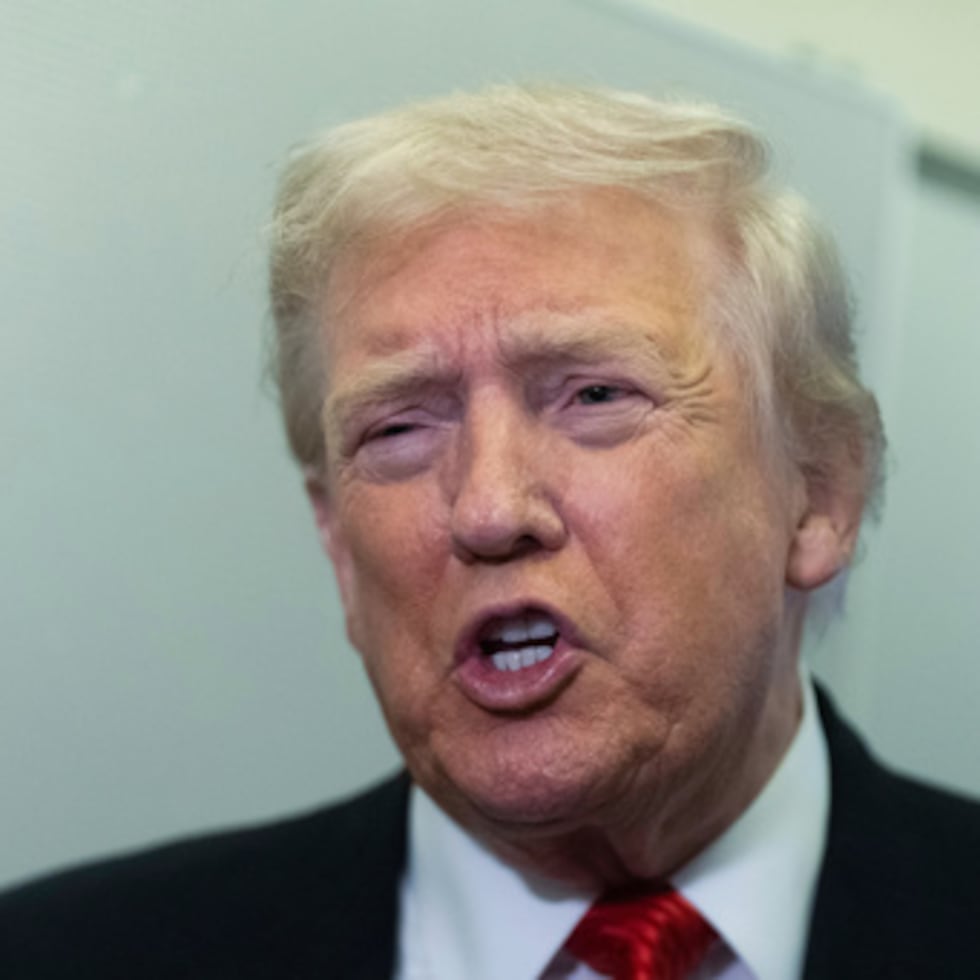 Trump habla con la prensa en el Air Force One tras viaje a Mar-a-Lago.