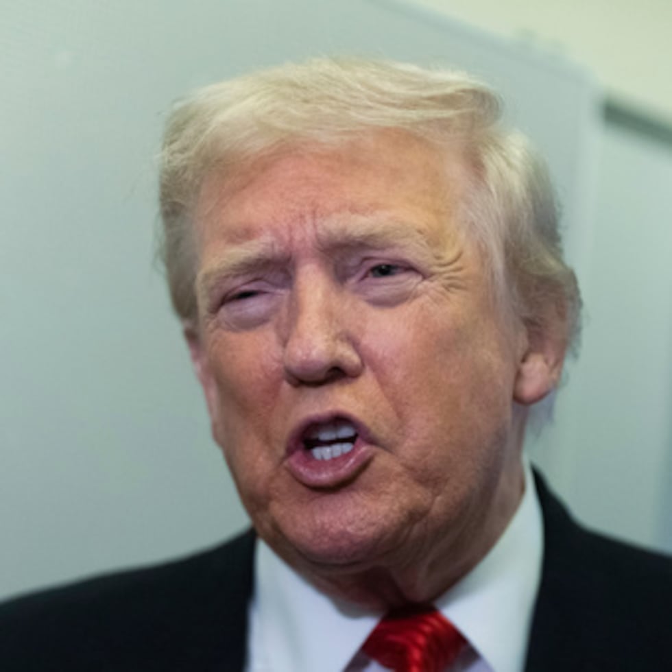 Según el mandatario, los planes de pensiones 401k “están en su nivel más alto”, pronto se empezará a pagar la deuda gracias a lo ingresado por los gravámenes y hay “una inversión récord en EE.UU., con plantas y fábricas surgiendo por todas partes”.