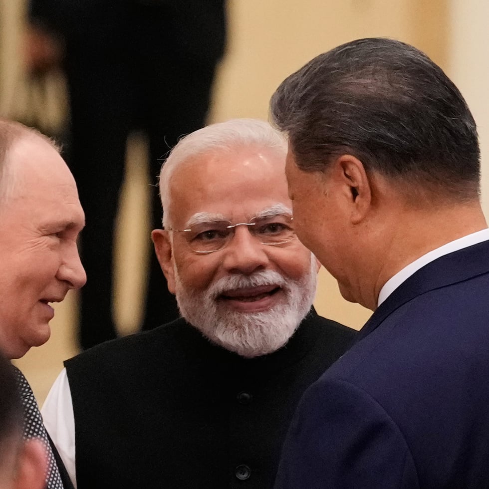 En 2019, en India, varios estados trataron de formar barreras en contra de la deriva iliberal del gobierno federal de Narendra Modi (al centro) junto a Vladimir Putin.