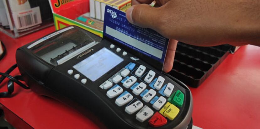 Si se topa con que el comercio o proveedor de servicios no le acepta pagos con tarjetas de débito o crédito, “tiene llamar a (la Línea de Orientación y Servicios) 3-1-1 e indicar qué comercio es y dónde se ubica. (Archivo)