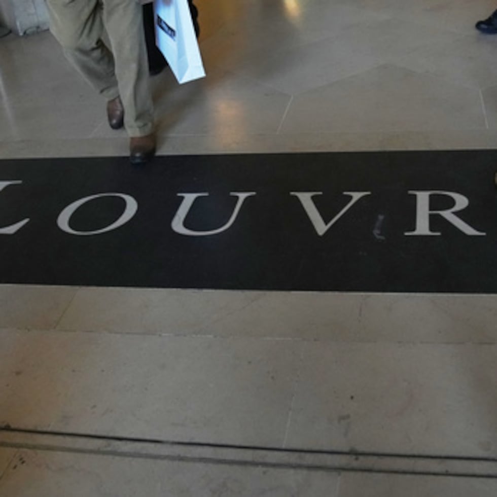 Una alfombra en el museo del Louvre, el miércoles 19 de noviembre de 2025 en París. (AP Photo/Christophe Ena, Archivo)