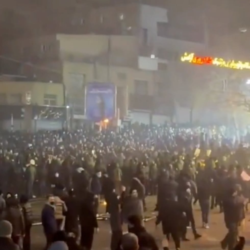 En esta captura de vídeo tomada por una persona ajena a The Associated Press y obtenida por AP fuera de Irán se ve a gente durante una protesta en Teherán, Irán, el viernes 9 de enero de 2026. (UGC vía AP)