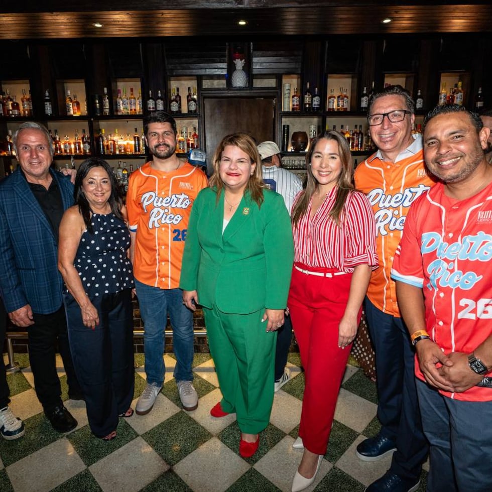 La gobernadora Jenniffer González Colón, al centro, durante el anuncio de una alianza entre Rones de Puerto Rico y Major League Baseball.
