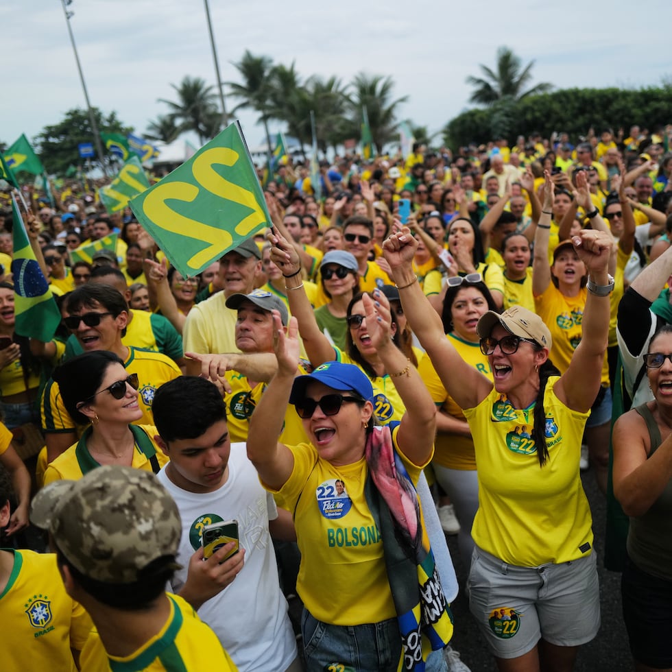 Después de que el senador Flávio Bolsonaro ganase la primera vuelta de las elecciones con dos puntos porcentuales sobre Lula, las encuestas apuntan a su victoria, pero con un pequeño margen que aún sostiene las esperanzas de quienes confían en la remontada del presidente.