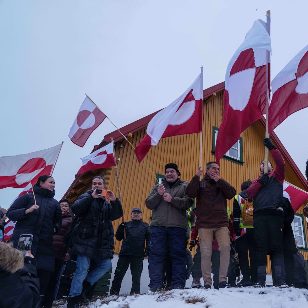 Una multitud protestó ayer, sábado, cerca del consulado de Estados Unidos en contra de la política anunciada por Donald Trump para tomar Groenlandia.
