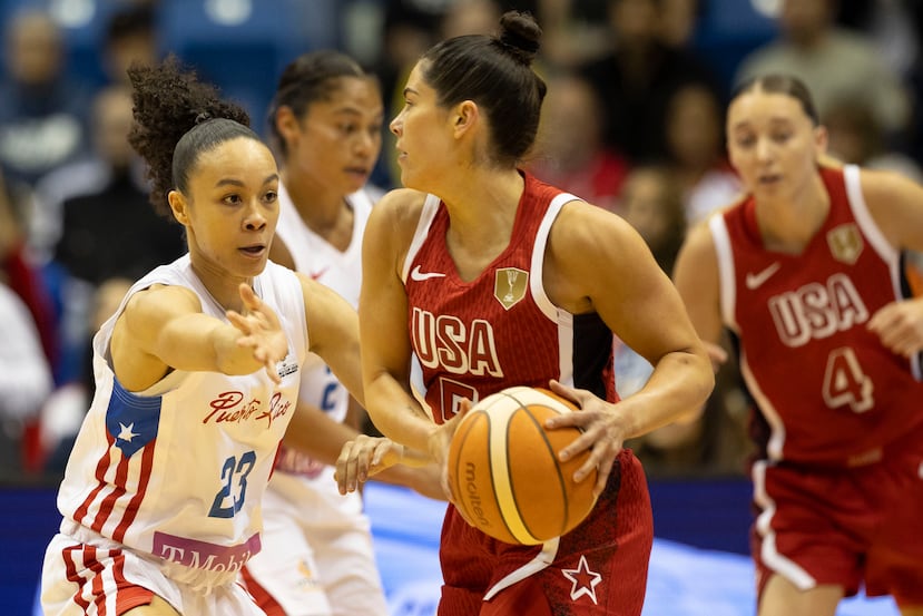 Trinity San Antonio, a la izquierda, defiende a la estelar Kelsey Plum.