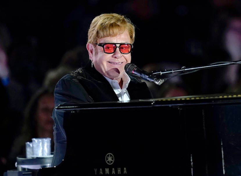 Elton John alcanzó el estatus EGOT al obtener un premio Emmy el lunes 15 de enero de 2024 por el mejor especial de variedades (en vivo) por "Elton John Live: Farewell from Dodger Stadium".