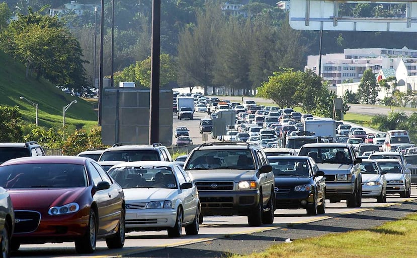 El incidente se produce horas después de que en la misma vía falleciera un conductor que estrelló su vehículo contra la valla de seguridad, lo que afectó el tránsito durante toda la mañana. (Archivo)