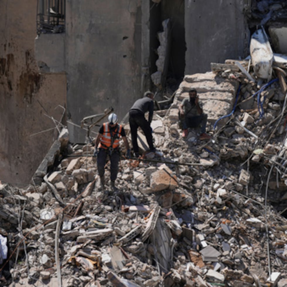 Los equipos de rescate buscan entre los escombros de un edificio que fue destruido por un ataque aéreo israelí el día anterior, en Dahiyeh, en los suburbios del sur de Beirut, Líbano, el jueves 7 de mayo de 2026.
