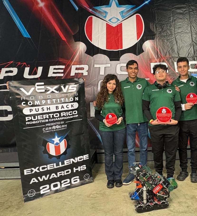 En el Campeonato Nacional de Robótica de Puerto Rico, el equipo 2290Z Eagle’s Descendants, compuesto por los alumnos María Rivas (izq.), Izaan Sánchez, Fabián Vázquez y Markus Fonseca, obtuvo el Excellence Award High School y el pase a la mundial.