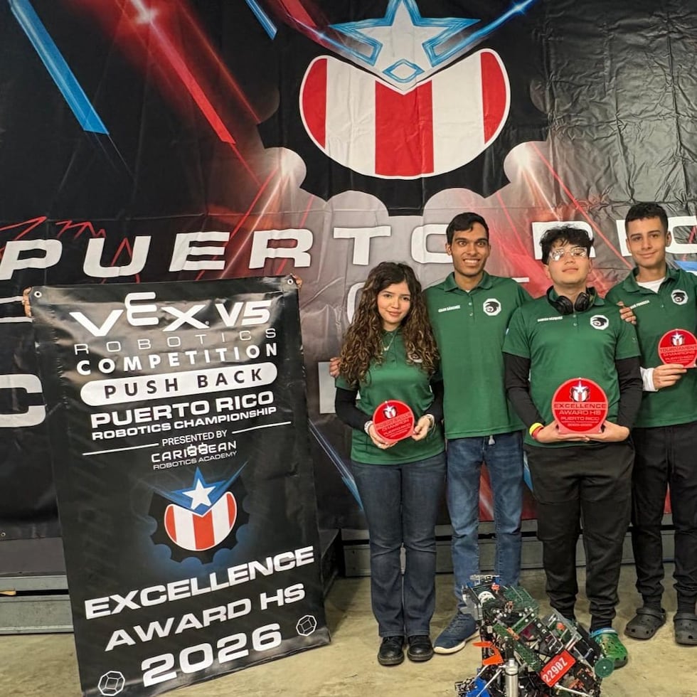 En el Campeonato Nacional de Robótica de Puerto Rico, el equipo 2290Z Eagle’s Descendants, compuesto por los alumnos María Rivas (izq.), Izaan Sánchez, Fabián Vázquez y Markus Fonseca, obtuvo el Excellence Award High School y el pase a la mundial.
