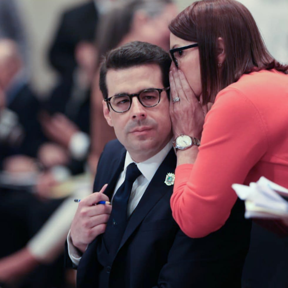 Francisco Domenech junto a su esposa, Verónica Ferraiuoli, durante la Comisión Total del Senado.