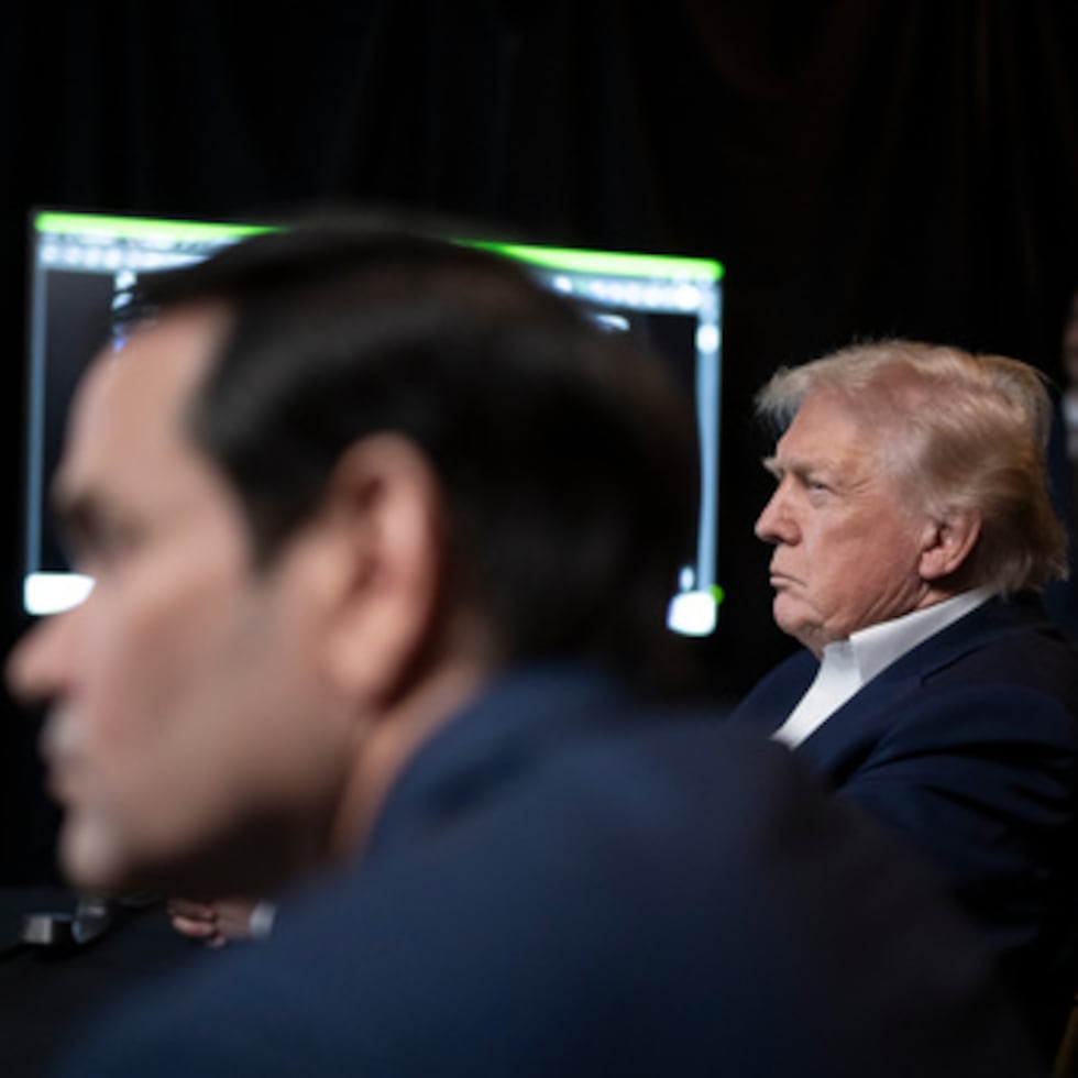 En esta foto difundida por la Casa Blanca, el presidente Donald Trump supervisa las operaciones militares estadounidenses en Venezuela, junto al secretario de Estado Marco Rubio en Mar-a-Lago en Palm Beach, Florida, el sábado 3 de enero de 2026. (Molly Riley/La Casa Blanca vía AP)