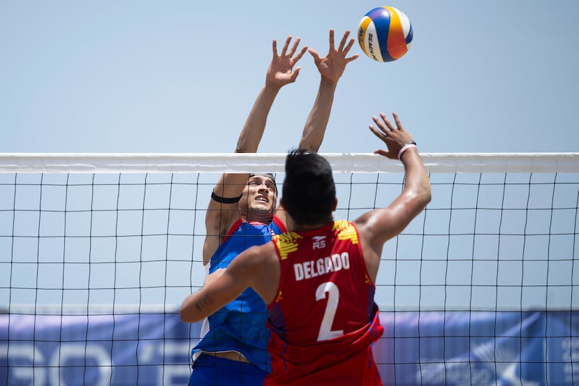 Daniel Rivera (gorra blanca) y William Figueroa (gorra negra) vencieron a los venezolanos Alfonso Delgado y Óscar Kirchner para avanzar a las semifinales, en el Malecón Deportivo.