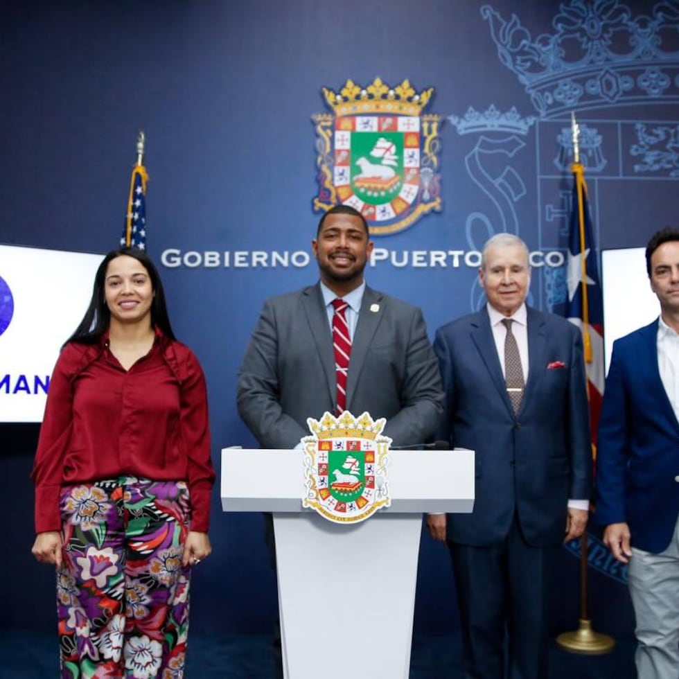 Peña Payanno, al centro, estuvo acompañado por presidenta de la Cámara de Comercio de Puerto Rico, Margaret Ramírez Báez; el expresidente de la Asociación de Constructores de Puerto Rico Agustín Rojo y el presidente de la Junta de Directores de la Asociación de Hoteles y Turismo de Puerto Rico, Raúl Bustamante.