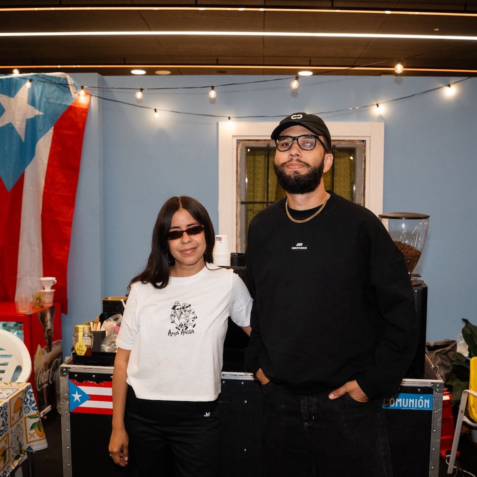 Baristas Karla Quiñones y Abner Roldán.