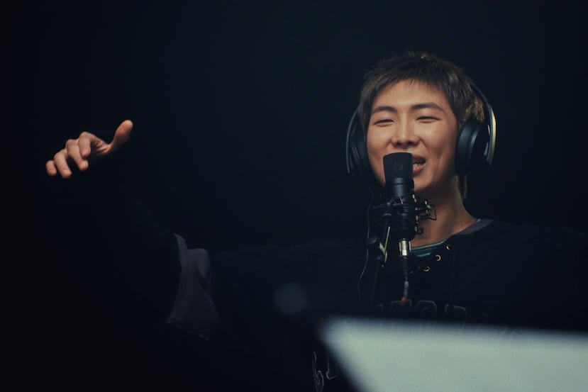 El documental muestra clips de los chicos en el estudio trabajando con reconocidos productores