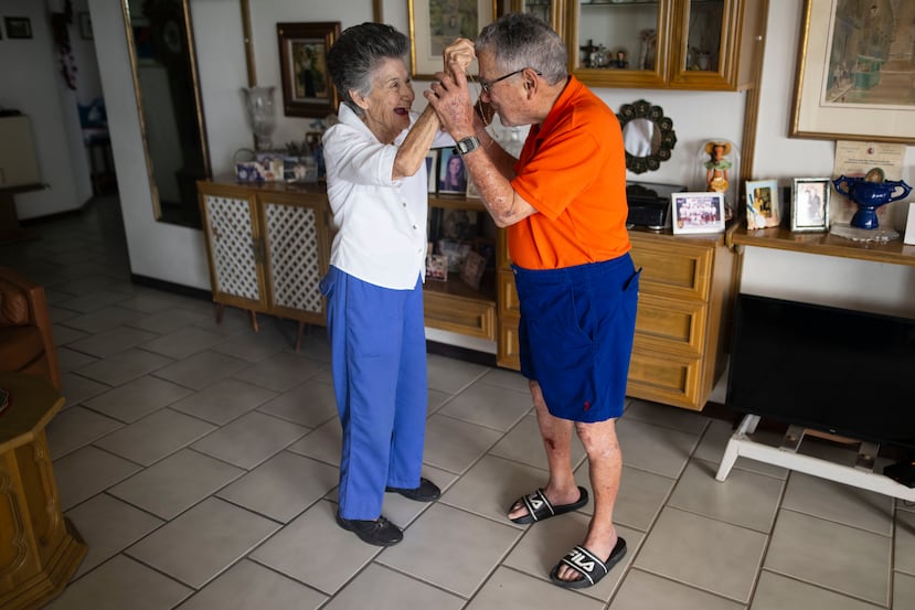 La residencia de Ramón Méndez y Carmen Lucía Méndez está rodeada de memorabilia que hace constar lo felices que han sido a lo largo de su matrimonio.