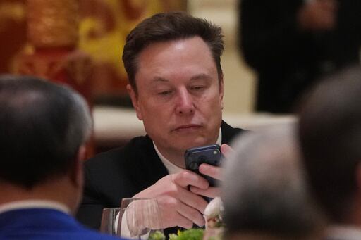 Imagen de la cobertura de: Elon Musk dice que el celular tiene los años contados y habla de qué podría reemplazarlo