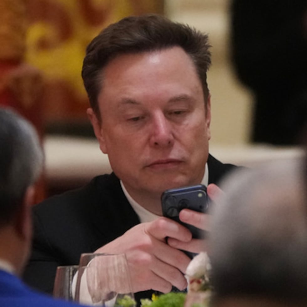 Archivo- Elon Musk utiliza su teléfono durante una cena de Estado ofrecida en honor del presidente Donald Trump y el presidente chino Xi Jinping en el Gran Salón del Pueblo en Pekín.
