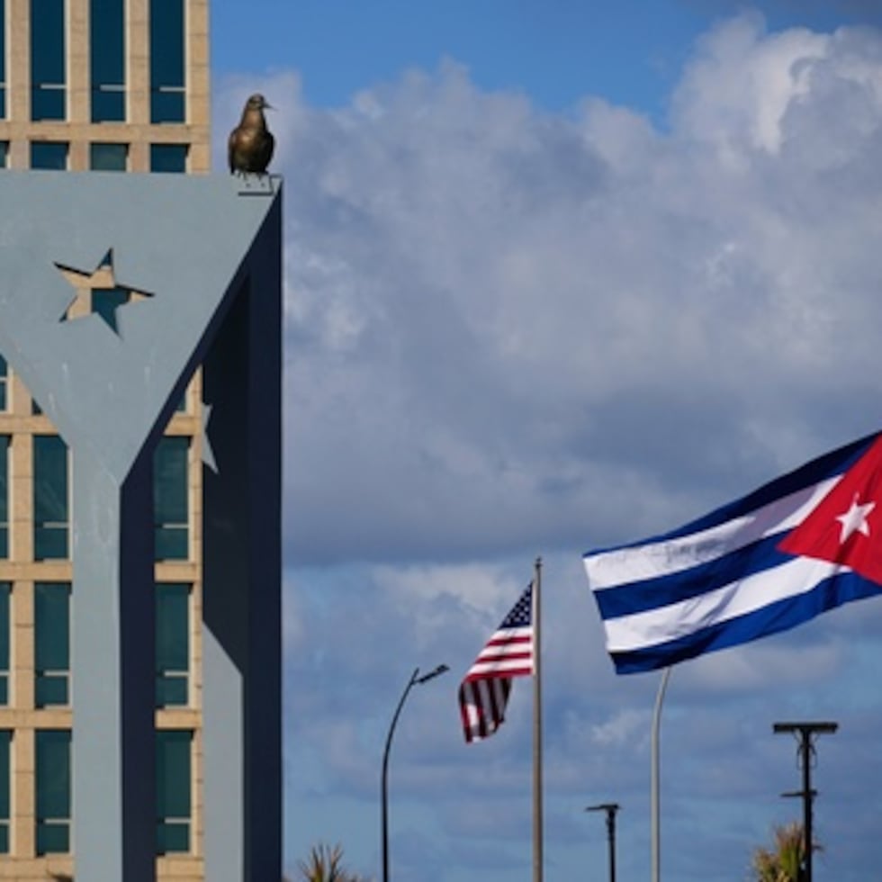 La bandera cubana ondea a media asta en la Tribuna Antiimperialista cerca de la embajada de Estados Unidos en La Habana, Cuba, el lunes 5 de enero de 2026, en memoria de los cubanos que murieron dos días antes en Caracas, Venezuela, durante la captura del presidente venezolano Nicolás Maduro por fuerzas estadounidenses. (AP Photo/Ramon Espinosa)