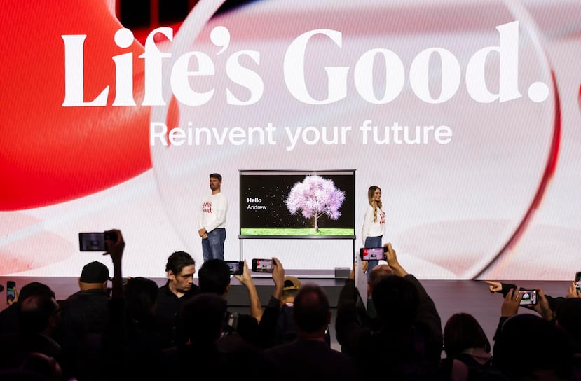 El televisor OLED Signature T se presenta en el CES, este 8 de enero de 2024.