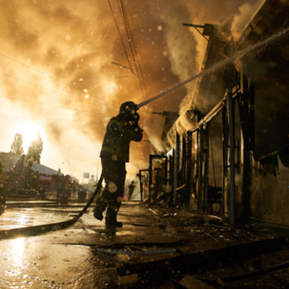 Los bomberos intentan extinguir un incendio el domingo en un mercado de libros tras un ataque ruso en Kiev, Ucrania.