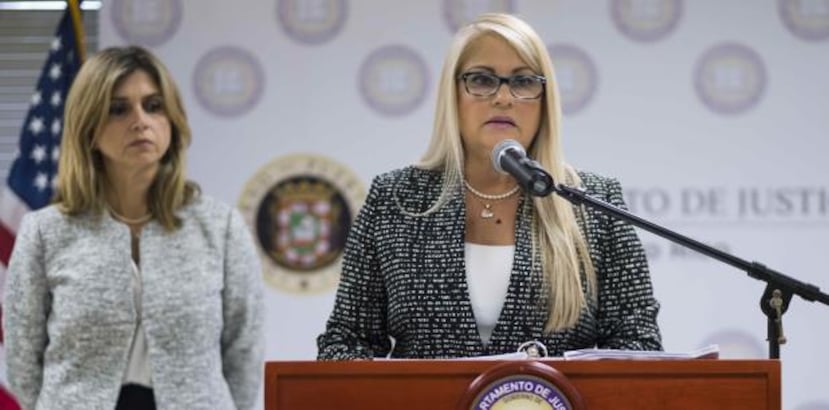 Castellón, a la izquierda con la secretaria de Justicia Wanda Vázquez, expresó que "los casos los litigaremos donde corresponde". (archivo)