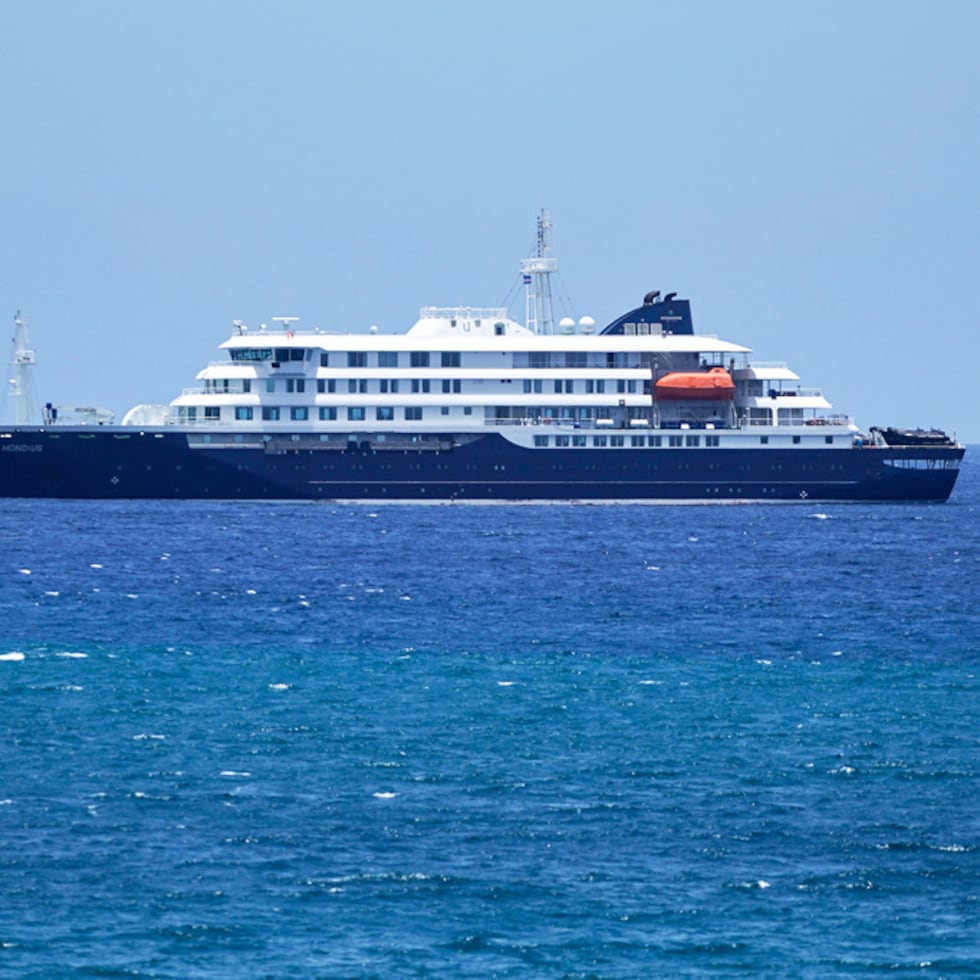 El crucero MV Hondius está anclado en un puerto de Praia, Cabo Verde.