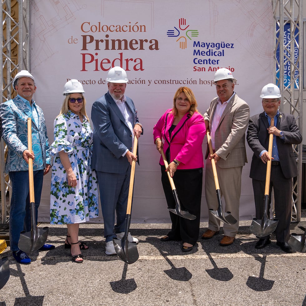 De izquierda a derecha: Lcda. Andrea Vargas, directora ejecutiva del Mayagüez Medical Center San Antonio; Julio Quirós, vicepresidente ejecutivo sénior de Administración de Grupo Hospitalario; Dra. Vielka Cintrón, directora corporativa de Educación Médica Graduada de Grupo Hospitalario; José L. Quirós, chairman & CEO de Grupo Hospitalario; Jennifer González, gobernadora de Puerto Rico; Jorge Ramos, alcalde de Mayagüez; Dr. Víctor Ramos, secretario de Salud; y Jaime Maestre, presidente de Grupo Hospitalario.