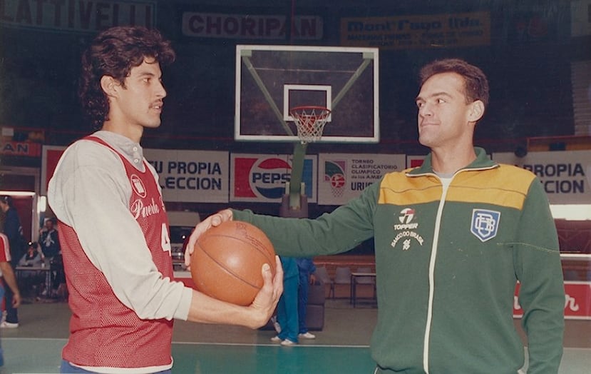 En la foto, José "Piculín"Ortiz, izquierda, y el brasileño Oscar Schmidt. (Archivo Histórico)