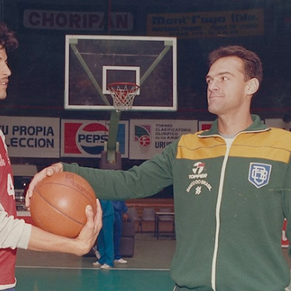 En una foto histórica, José "Piculín"Ortiz, izquierda, y el brasileño Oscar Schmidt.