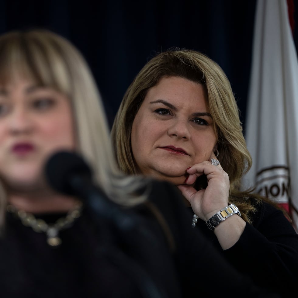 Arriba, la secretaria de la Vivienda, Ciary Pérez Peña, y la gobernadora Jenniffer González.
