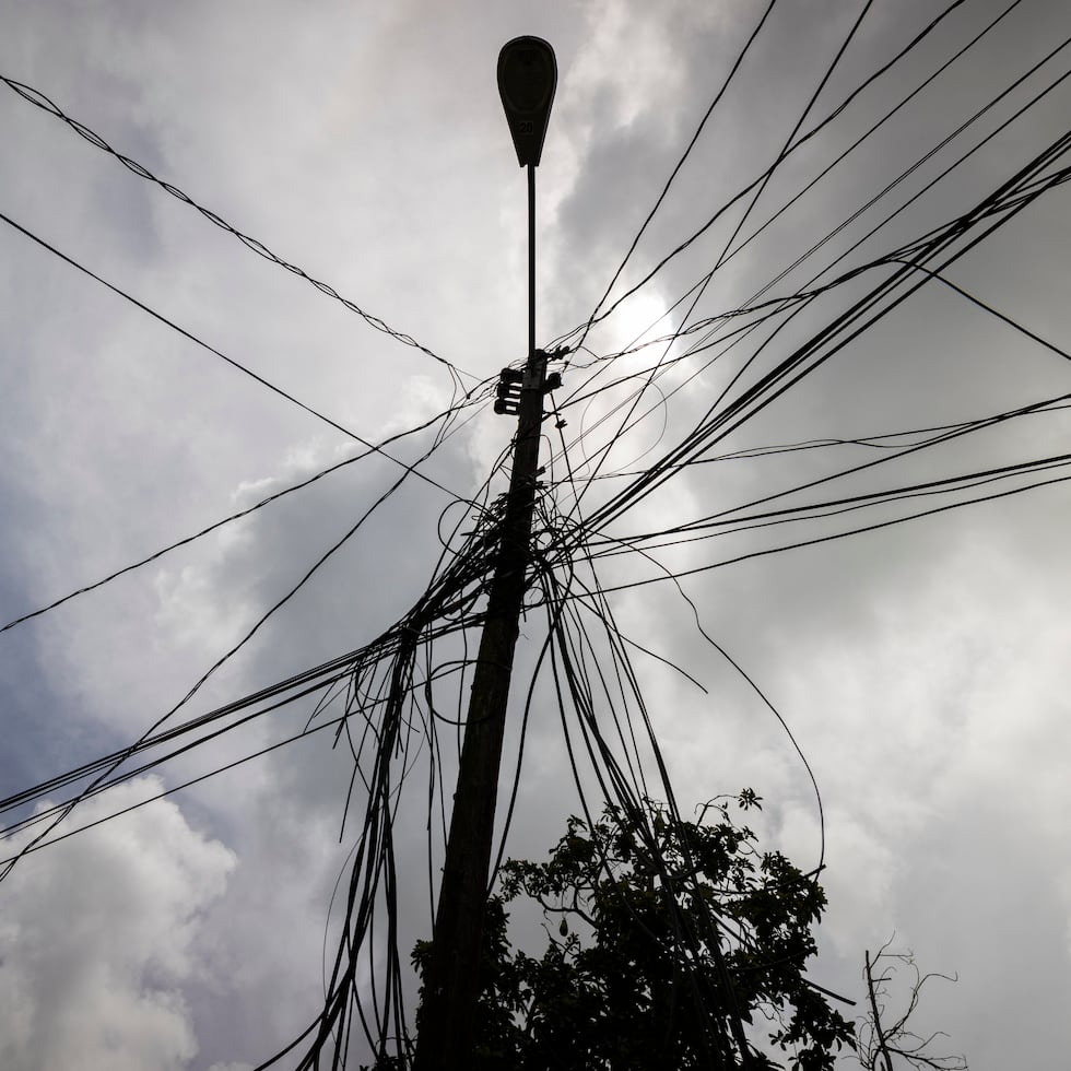 En una foto de archivo, un poste de alumbrado eléctrico atiborrado de cables sueltos y conectados en un barrio del municipio de Loíza.