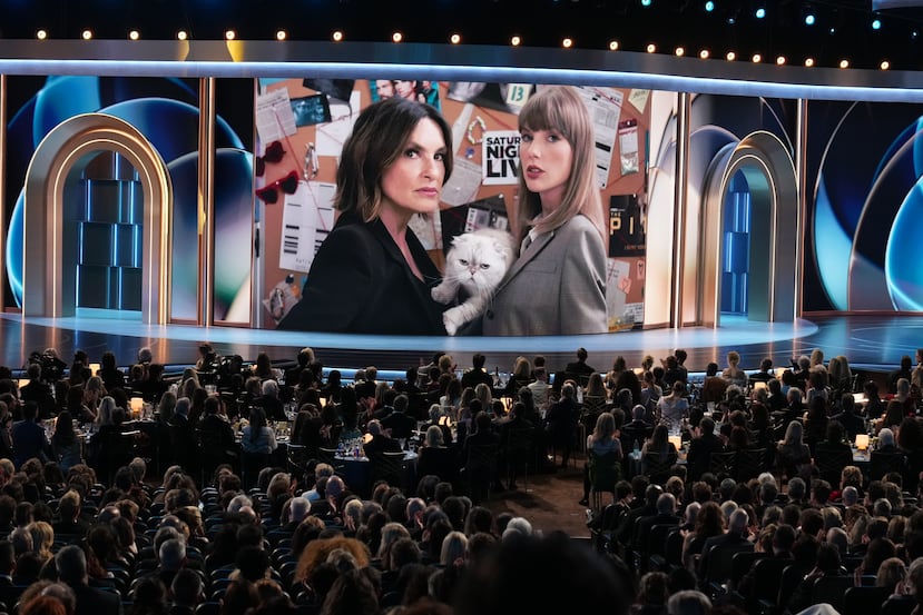 La anfitriona Mariska Hargitay y Taylor Swift durante un sketch de "Law & Order: SVU" en la 78.ª edición de los premios Emmy, el lunes 14 de septiembre de 2026, en el Teatro Peacock de Los Ángeles.