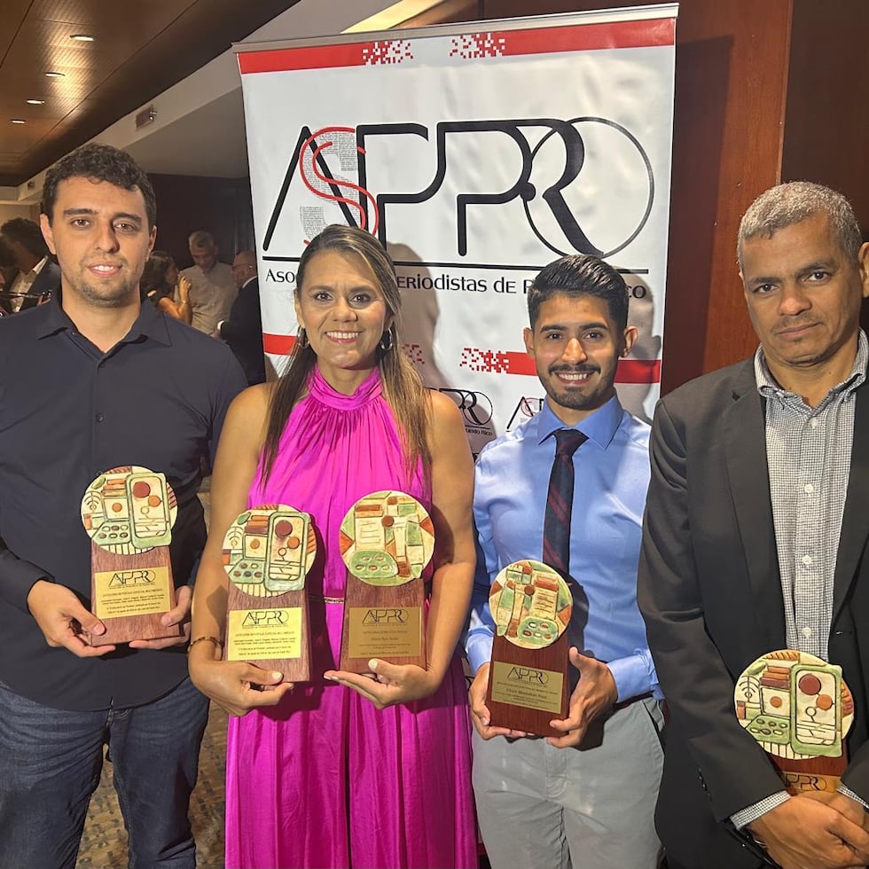 Parte del grupo de periodistas galardonados en la trigésimo segunda edición del Premio Nacional de Periodismo auspiciado por la Asppro. De izquierda a derecha: Manuel Guillama Capella, Gloria Ruiz Kuilan, Efraín Montalbán Ríos y Benjamín Torres Gotay.