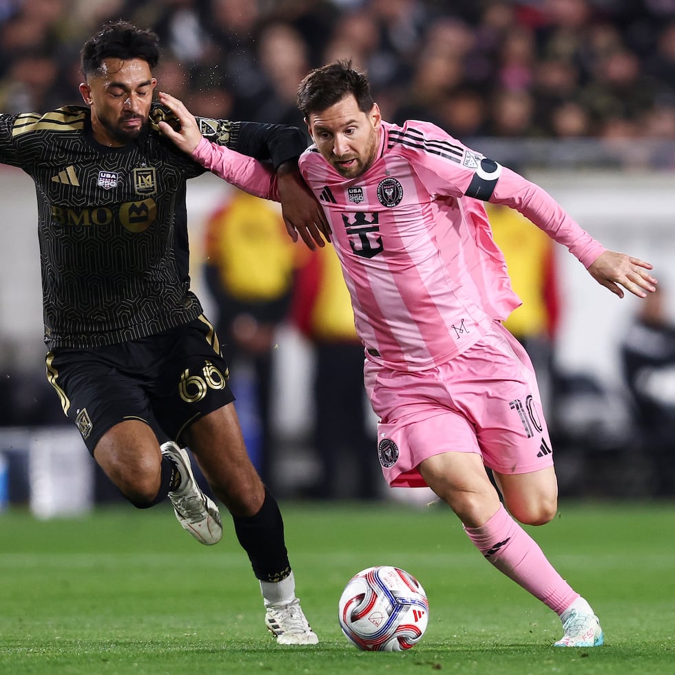 Lionel Messi se saca de encima a Mathieu Choinière, de LAFC, durante la derrota 3-0 el sábado del Inter Miami.