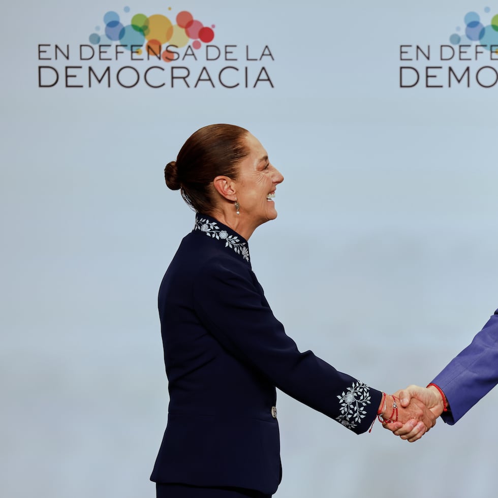 El presidente del gobierno de España, Pedro Sánchez (derecha), estrecha la mano de la presidenta de México, Claudia Sheinbaum, en la Reunión en Defensa de la Democracia, en Barcelona.