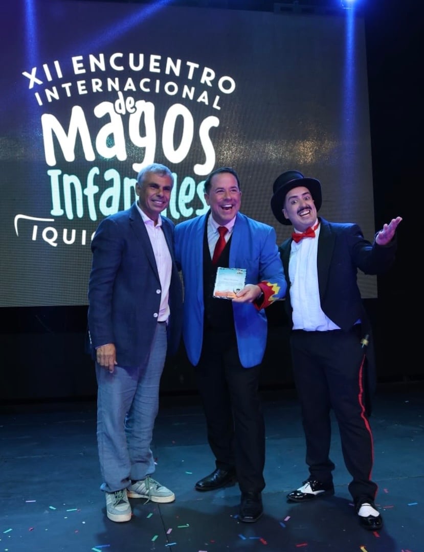 Como reconocimiento a su destacada trayectoria y aporte artístico, Shabum recibió un homenaje oficial por parte del alcalde de Iquique, Mauricio Soria Macchiavello, a la izquierda.